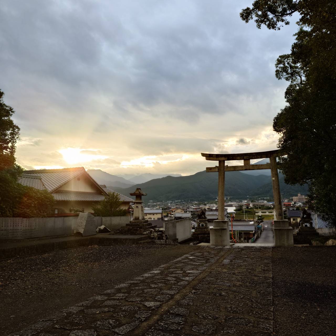 石岡神社 鳥居と夕焼け
